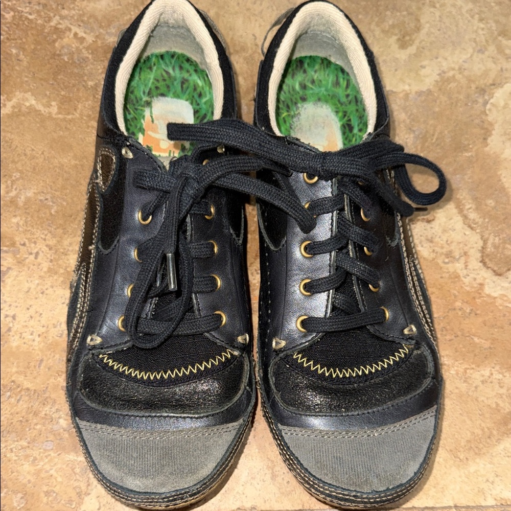 CUSHE FOOTWEAR-boutique leather sneakers•black & gold•size 8